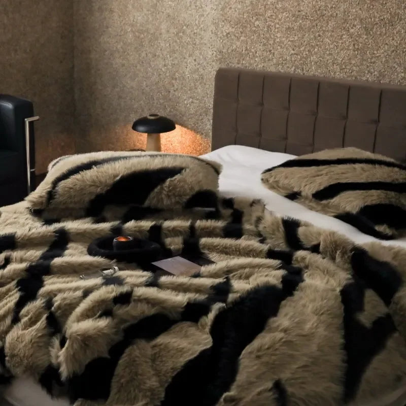Tigeris Lima Faux Blanket