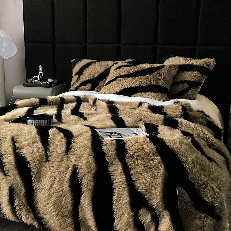 Tigeris Lima Faux Blanket