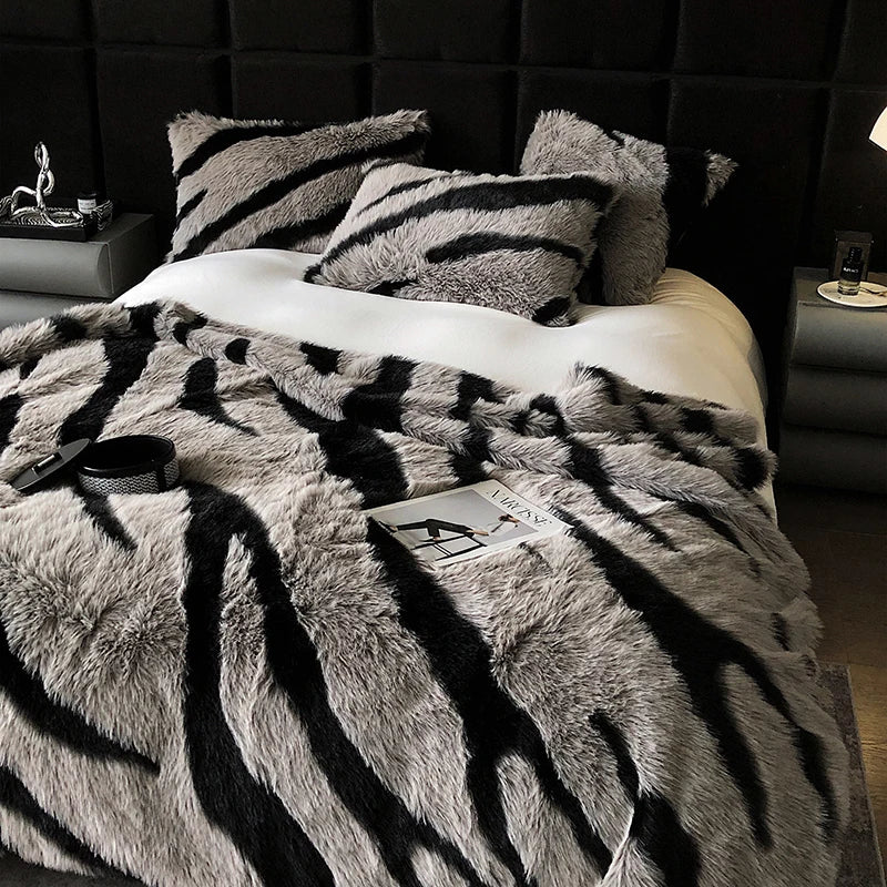 Tigeris Lima Faux Blanket