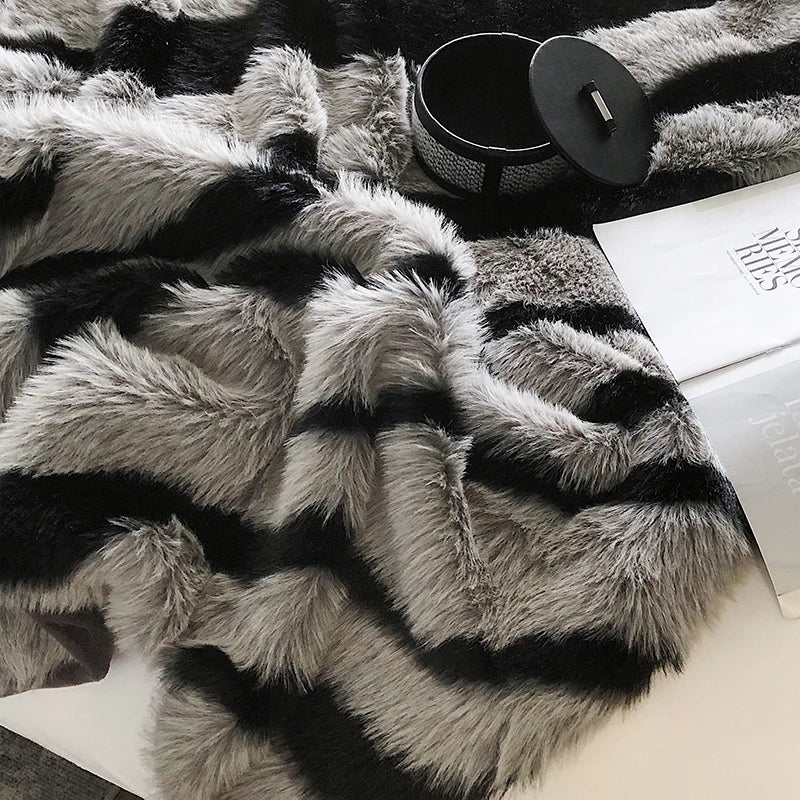 Tigeris Lima Faux Blanket