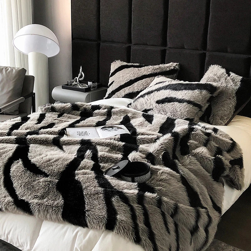 Tigeris Lima Faux Blanket