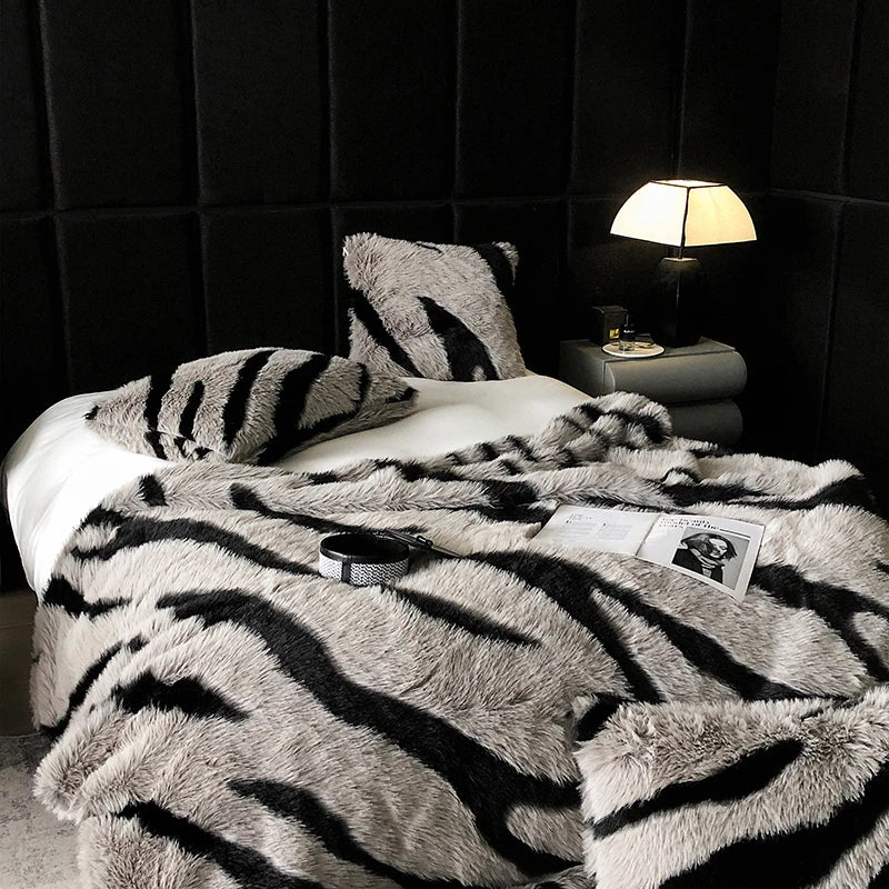 Tigeris Lima Faux Blanket
