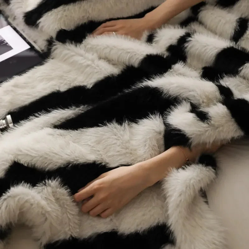 Tigeris Lima Faux Blanket
