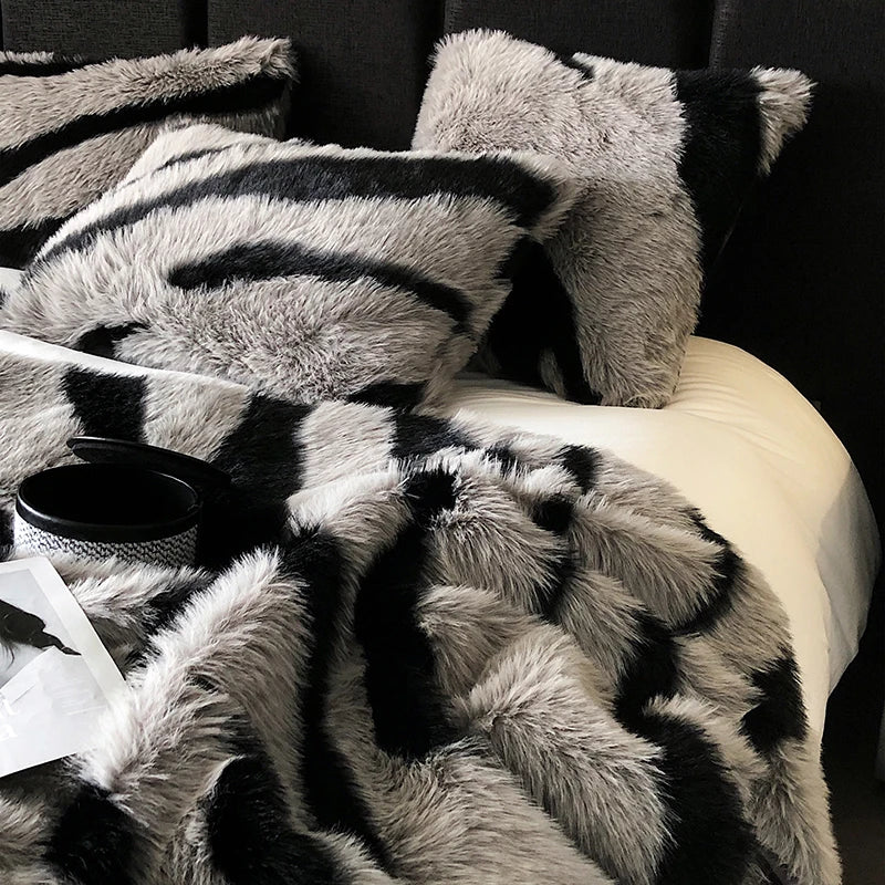 Tigeris Lima Faux Blanket
