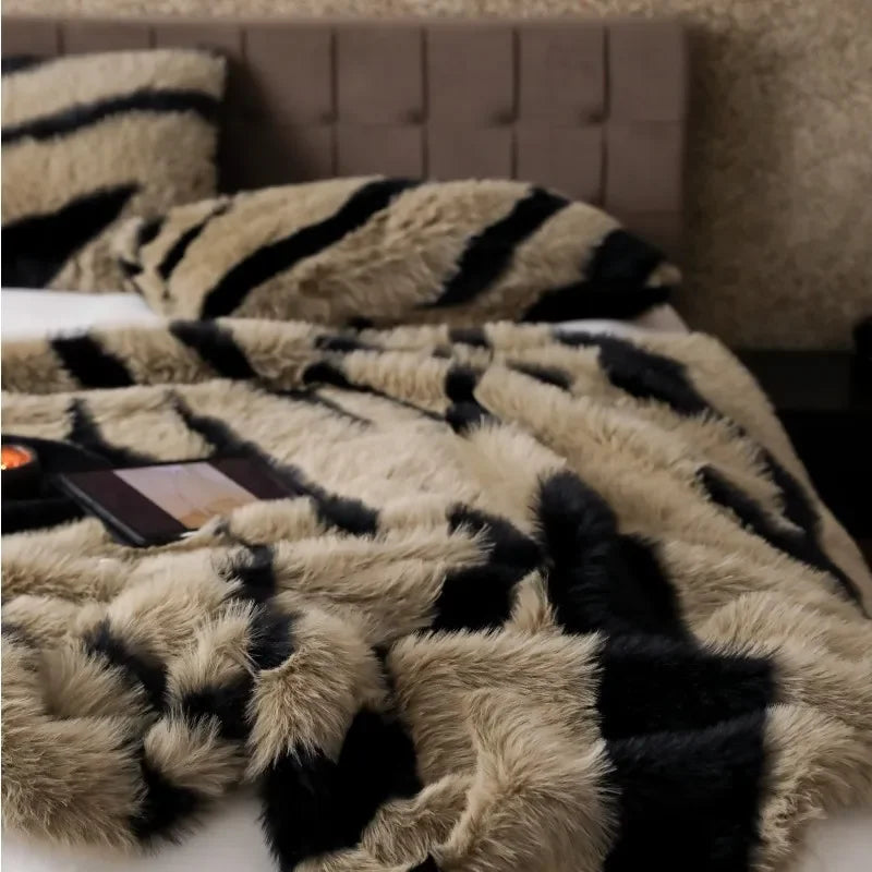 Tigeris Lima Faux Blanket